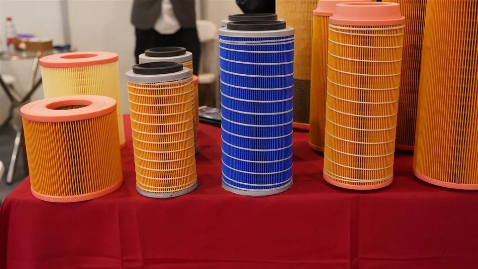 It-trab li jiġbor il-filtru roll tip tal-ħġieġ tal-ħġieġ H14 hepa roll air filter paper għall-iskartoċċ tal-filtru